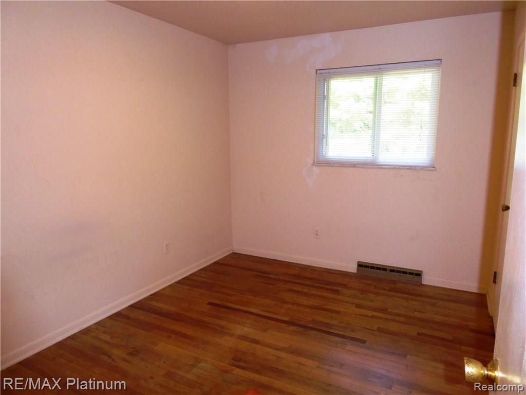 3329 Sexton Road Howell, MI 48843 - Photo 14 of 16 P1000851.JPG
