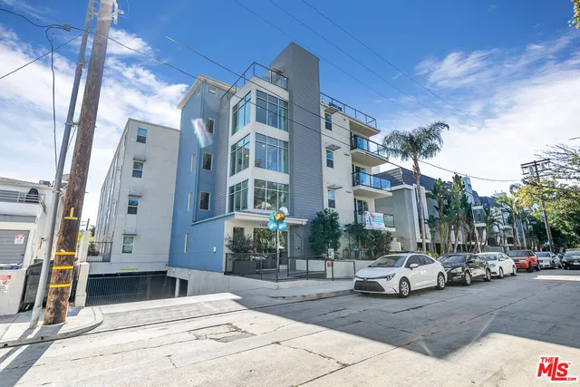 $3,185 | 10824 Blix Street, Unit 305, Toluca Lake, CA 91602