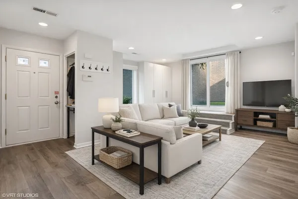$825,000 | 1251 West Fletcher Street, Unit E, Chicago, IL 60657