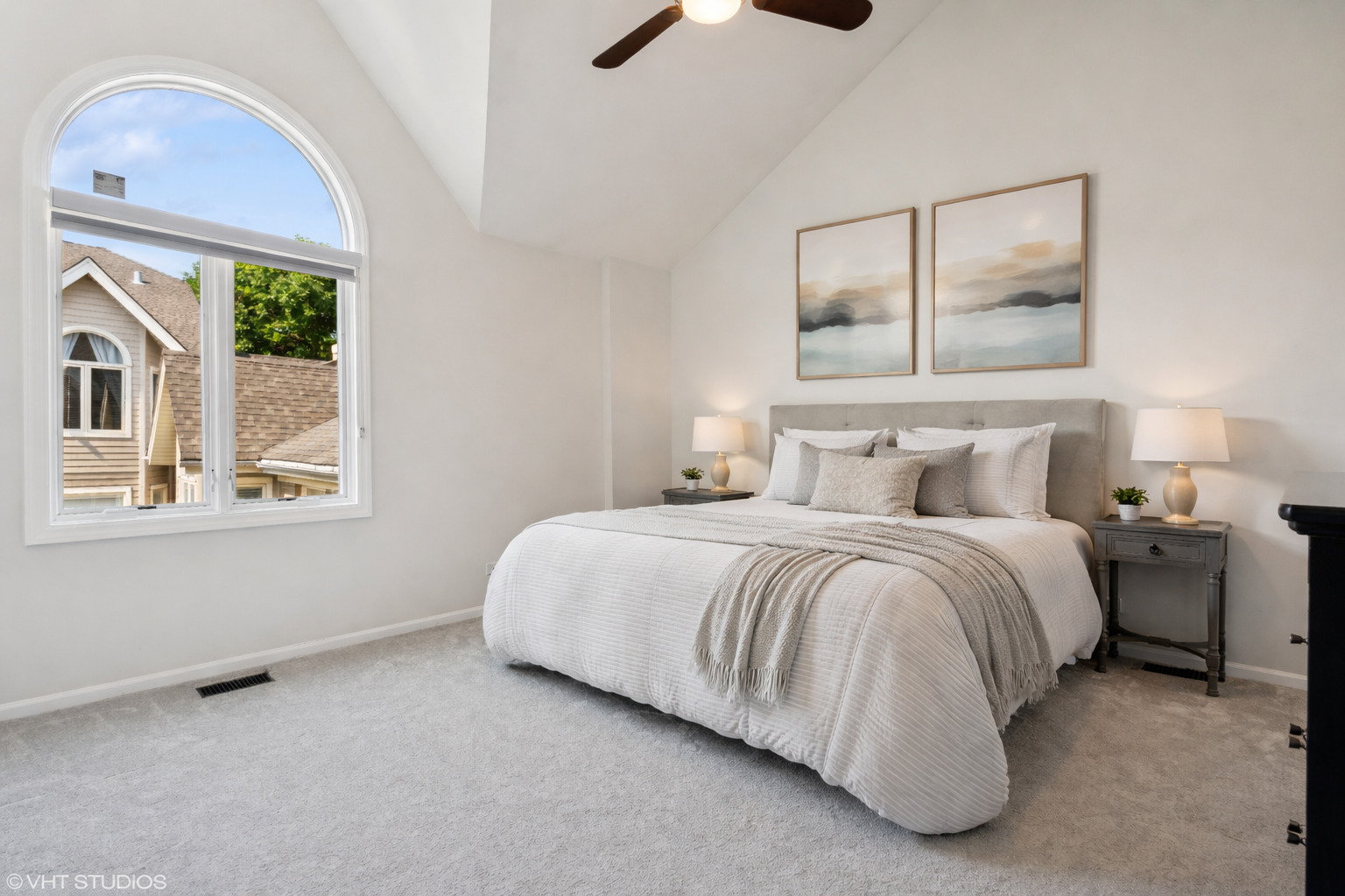 1251 West Fletcher Street, Unit E Chicago, IL 60657 - Photo 8 of 20 a spacious bedroom with a bed and window
