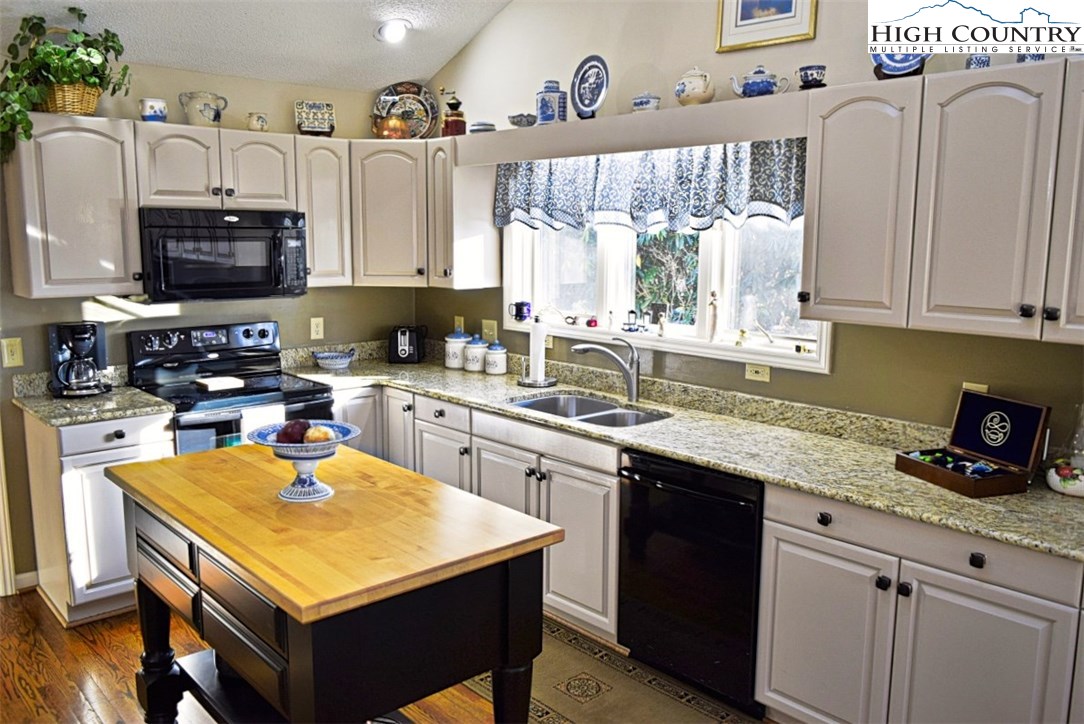 130 Highland Ridge Road Blowing Rock, NC 28605 - Photo 20 of 39 Gallery Image 20