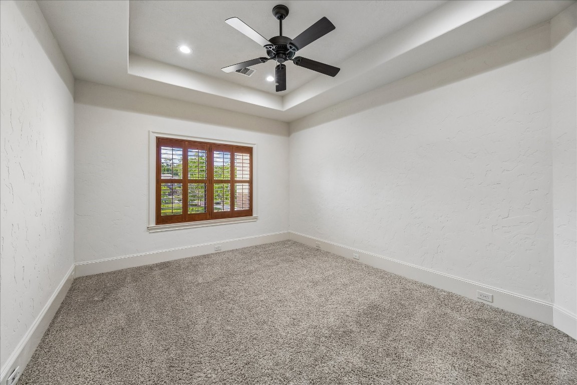 5402 White Birch Run Spring, TX 77386 - Photo 29 of 43 an empty room with windows and ceiling fan
