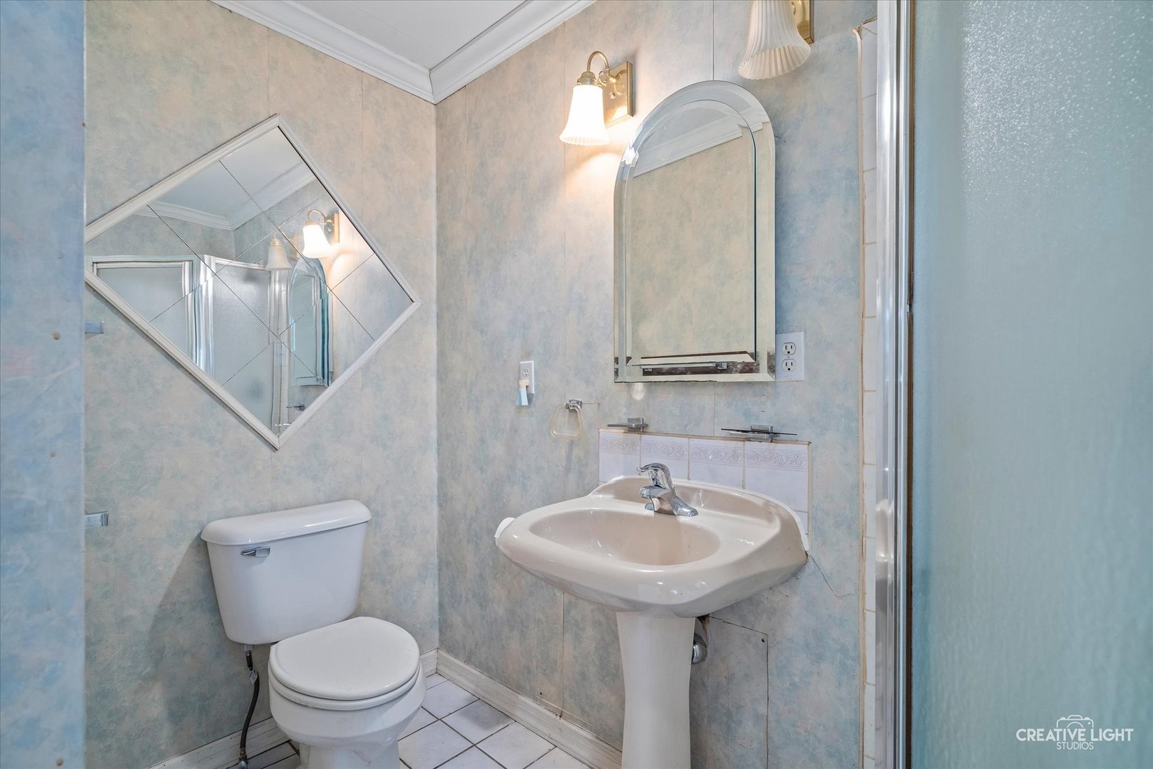 910 Southbridge Drive Aurora, IL 60506 - Photo 13 of 24 a bathroom with a toilet sink and mirror