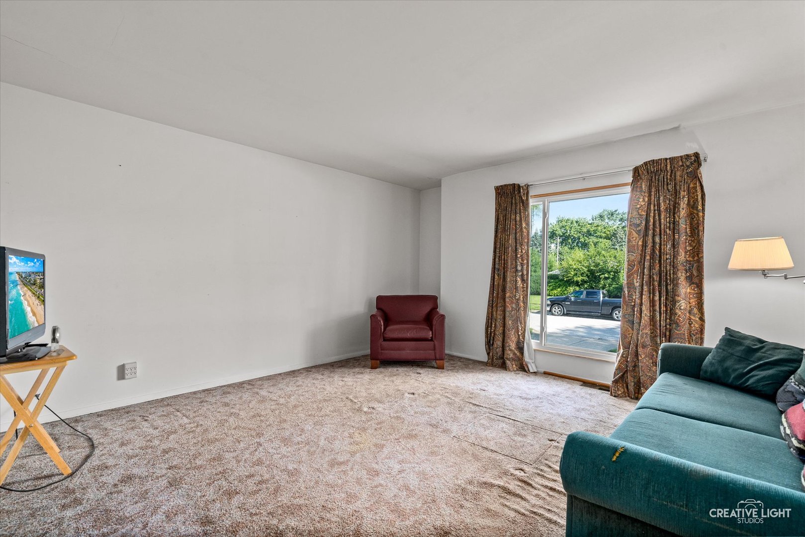 910 Southbridge Drive Aurora, IL 60506 - Photo 10 of 24 a living room with furniture and a window