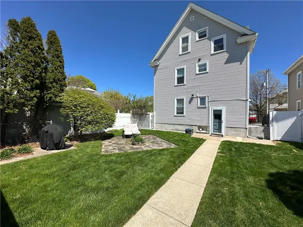 $2,400 | 904 York Avenue, Unit 1, Pawtucket, RI 02861