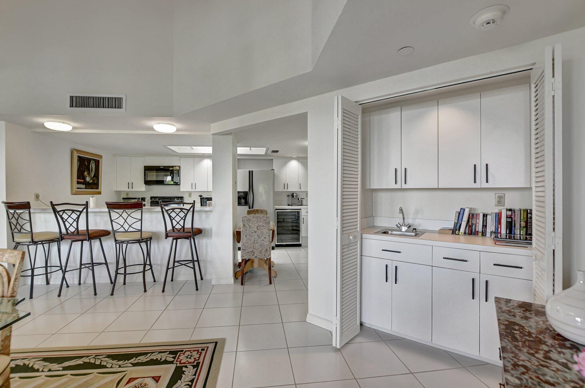 100 Southeast 5th Avenue, Unit 504 Boca Raton, FL 33432 - Photo 12 of 53 Wet bar