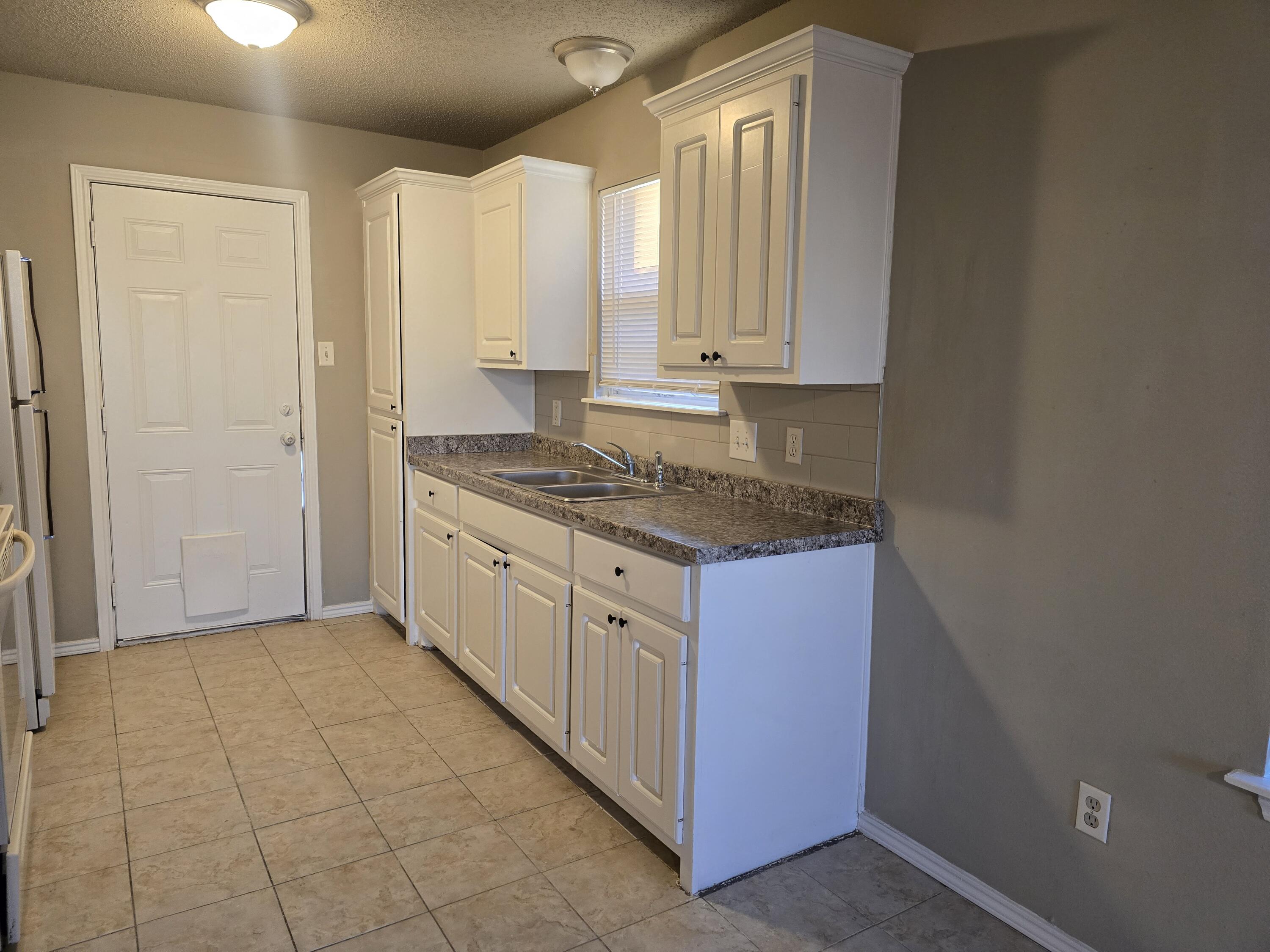 813 Ute Avenue Lubbock, TX 79403 - Photo 7 of 16 20260115_080852