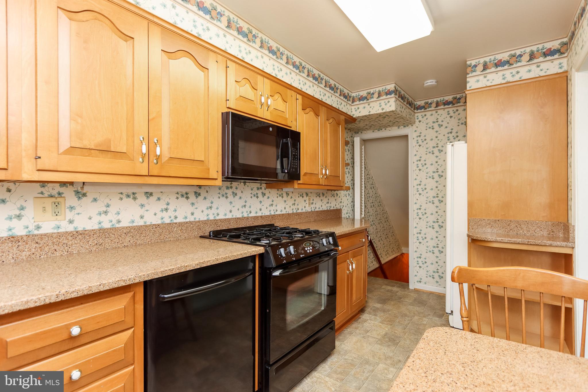 1631 Hardwick Road Baltimore, MD 21286 - Photo 15 of 46 Beautiful maple wood cabinets.