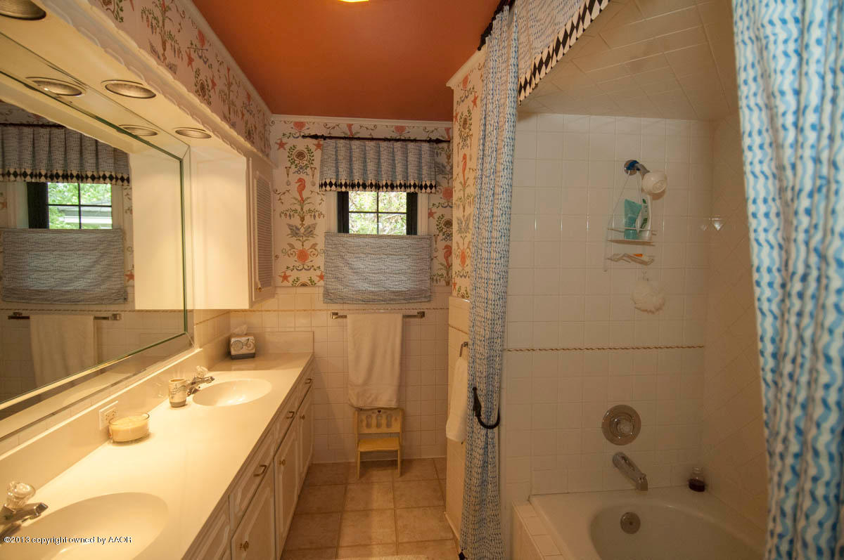 6210 Dreyfuss Road Amarillo, TX 79106 - Photo 18 of 44 BATHROOM 2 VIEW 1