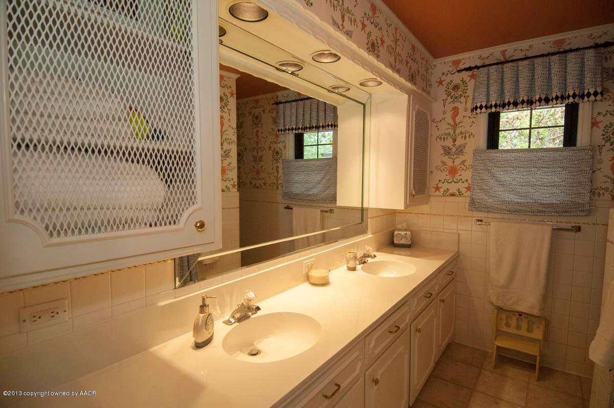 6210 Dreyfuss Road Amarillo, TX 79106 - Photo 19 of 44 BATHROOM 2 VIEW 2