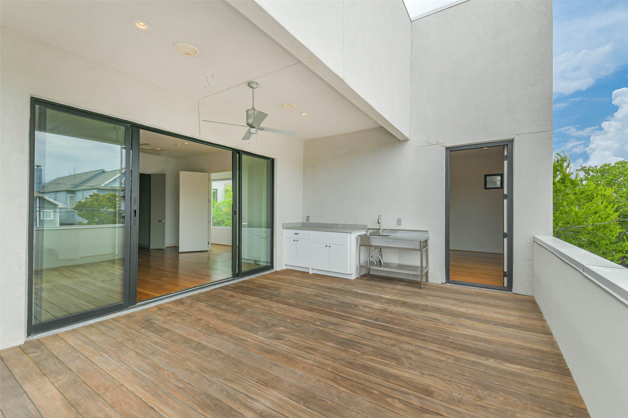 815 Alexander Street Houston, TX 77007 - Photo 42 of 49 Spacious balcony perfect for morning coffee or evening relaxation.