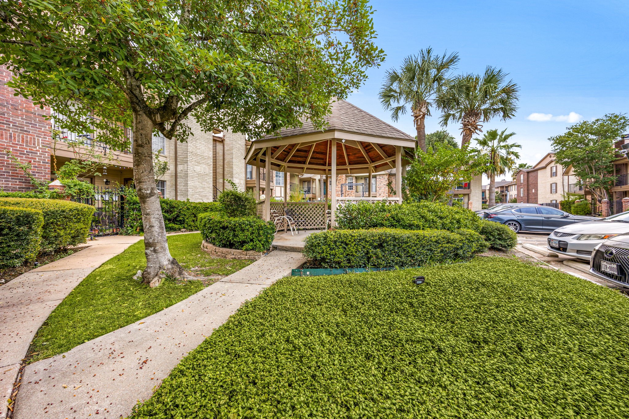 2121 Hepburn Street, Unit 710 Houston, TX 77054 - Photo 32 of 35 a front view of a house with garden