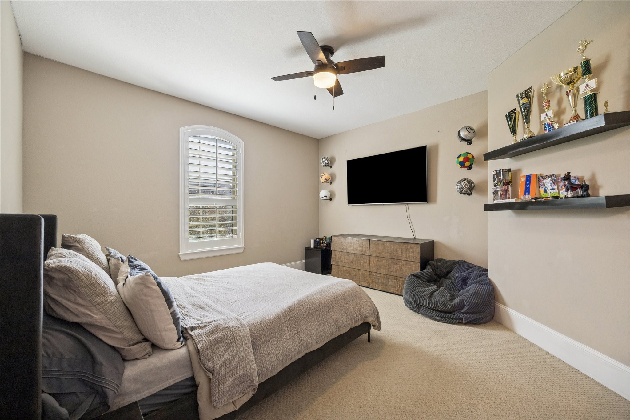 2914 Rutherford Pl Court Katy, TX 77494 - Photo 25 of 36 Well-appointed bedroom with ceiling fan, natural light, and flexibility for guest use, home office, or hobbies.