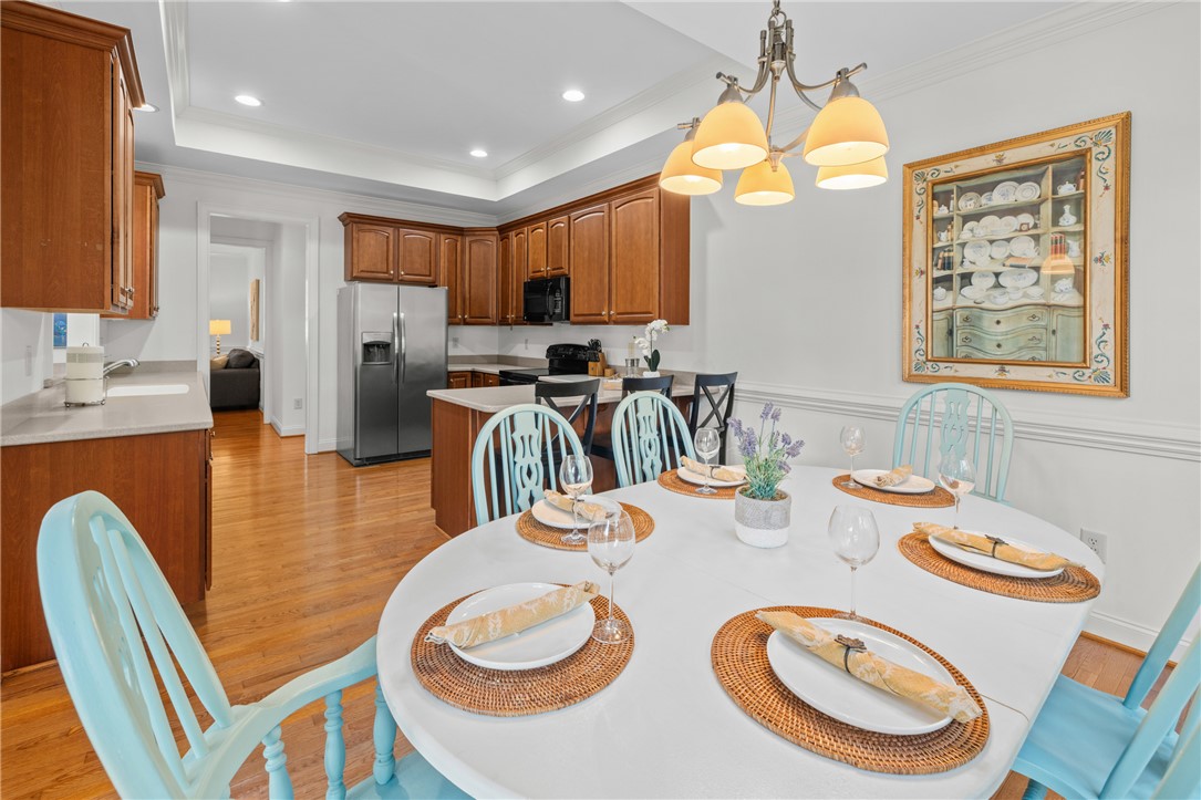 7 Divots Landing Salem, SC 29676 - Photo 14 of 47 This bright kitchen with a dining area offers a seamless flow for daily living.