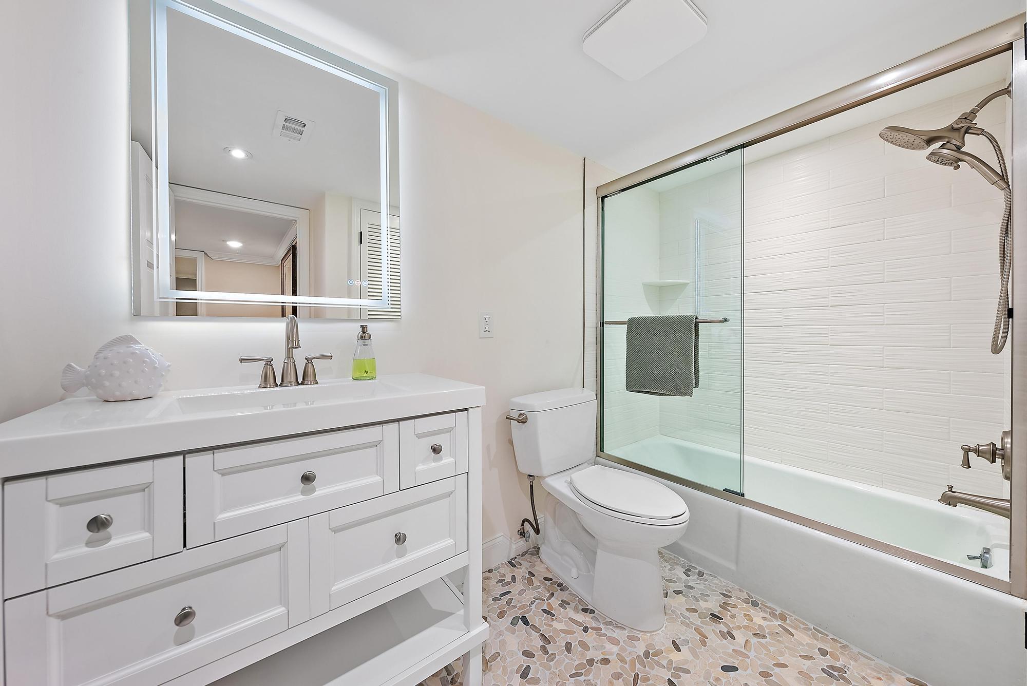 300 North Hwy A1A, Unit 303E Jupiter, FL 33477 - Photo 14 of 15 Guest Bathroom