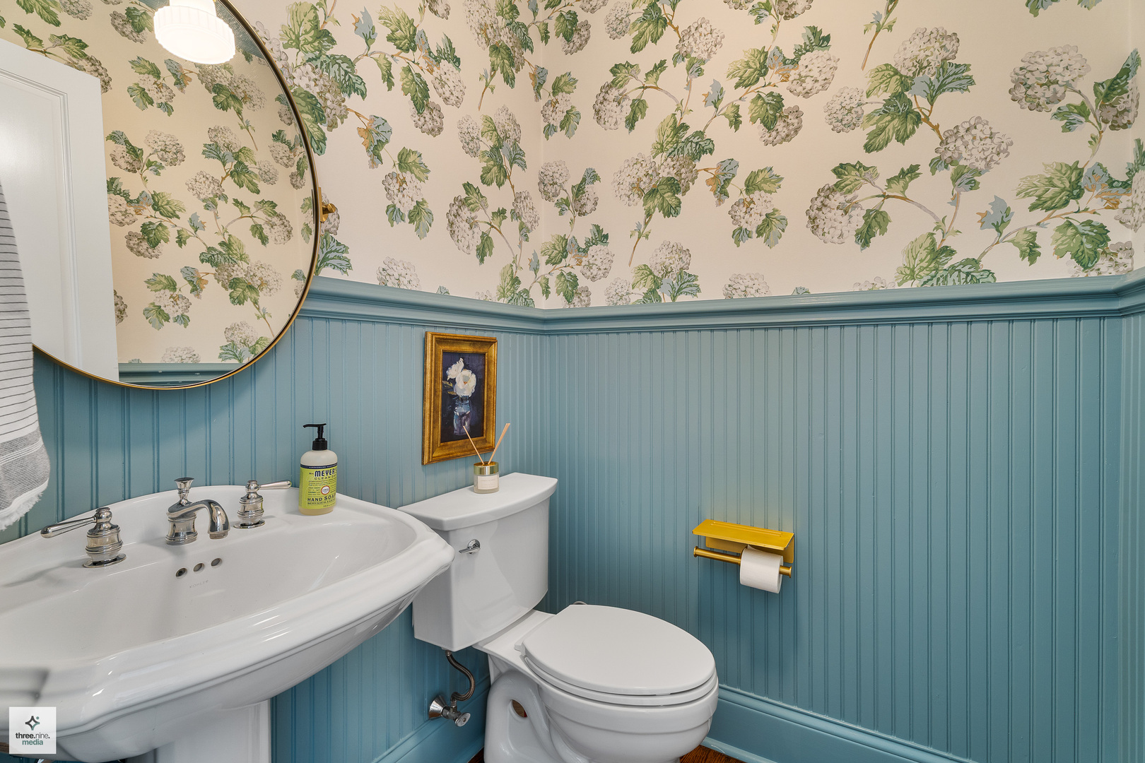 8010 Greenbriar Court Burr Ridge, IL 60527 - Photo 31 of 52 a bathroom with a sink a toilet and a mirror