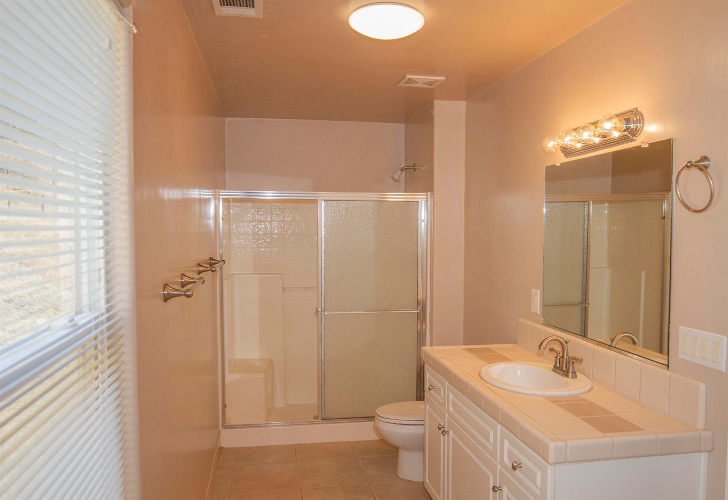 35080 George Smith Road Squaw Valley, CA 93675 - Photo 21 of 54 Master bath with separate shower.