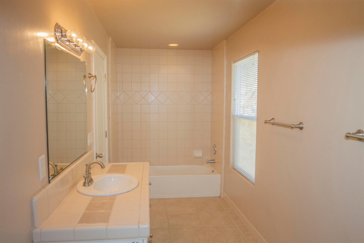 35080 George Smith Road Squaw Valley, CA 93675 - Photo 22 of 54 Master bath with separate tub.