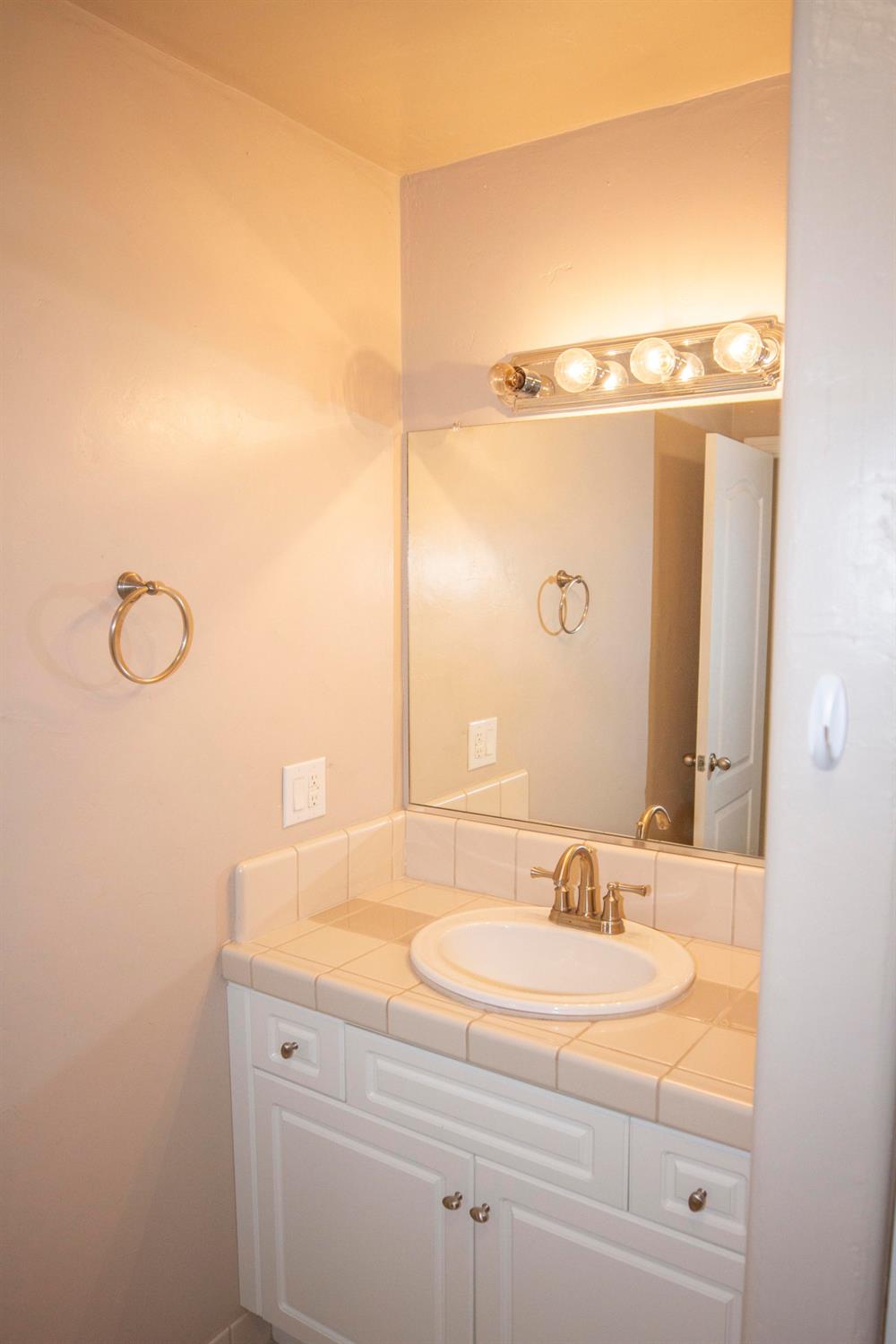35080 George Smith Road Squaw Valley, CA 93675 - Photo 26 of 54 Third bath
