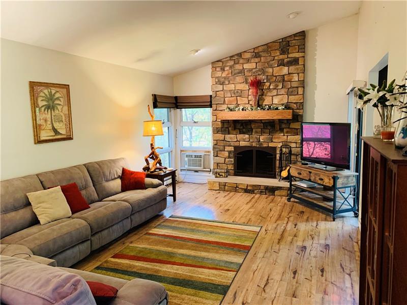 186 Old Hickory Road New Castle, PA 16102 - Photo 3 of 25
