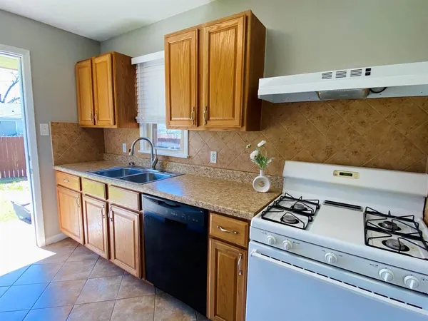 $1,800 | 2114 Dunloe Drive, Dallas, TX 75228
