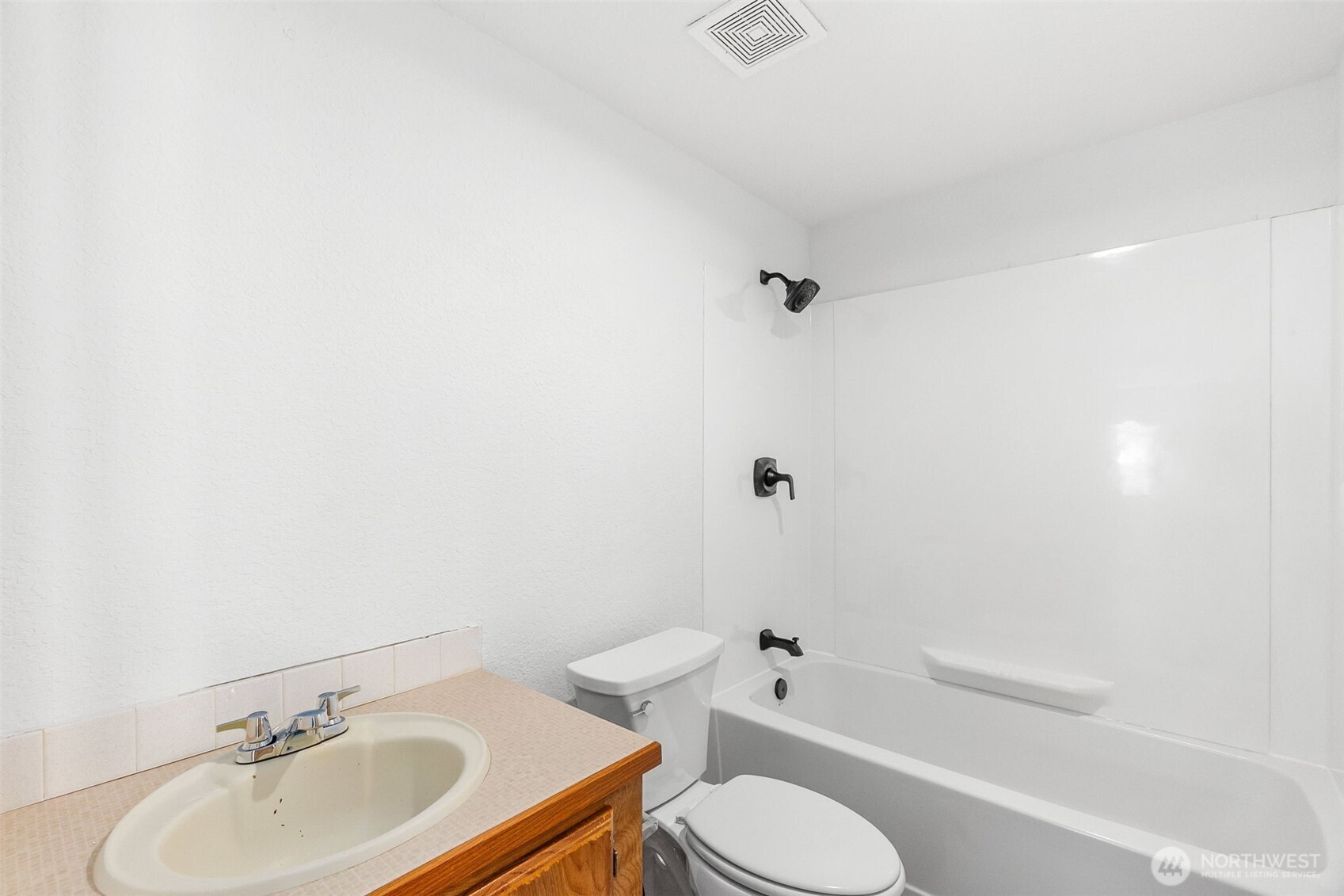 7140 191st Avenue Southwest, Unit 26 Rochester, WA 98579 - Photo 11 of 18 a bathroom with a sink toilet and bathtub