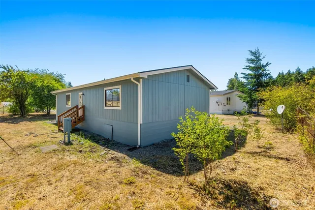 a view of a house with a backyard