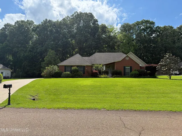 $300,000 | 28 Fairway Drive, Natchez, MS 39120