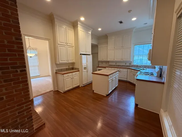 $300,000 | 28 Fairway Drive, Natchez, MS 39120