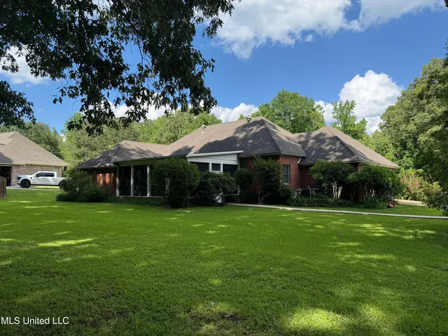 $300,000 | 28 Fairway Drive, Natchez, MS 39120