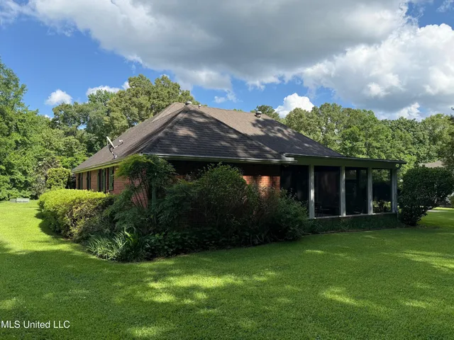 $300,000 | 28 Fairway Drive, Natchez, MS 39120