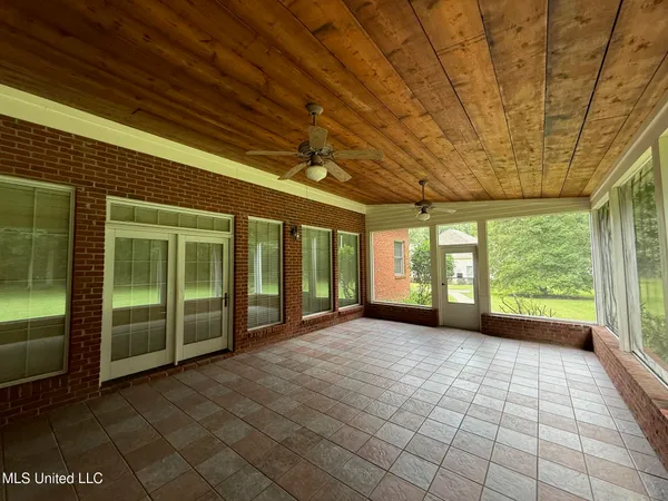 $300,000 | 28 Fairway Drive, Natchez, MS 39120