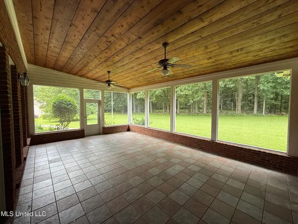 $300,000 | 28 Fairway Drive, Natchez, MS 39120