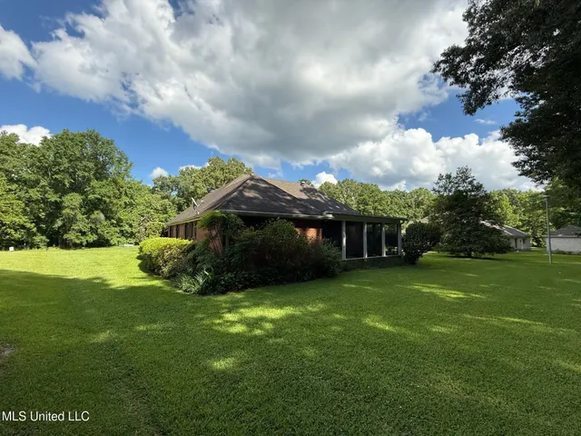 $300,000 | 28 Fairway Drive, Natchez, MS 39120