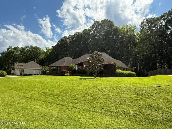 $300,000 | 28 Fairway Drive, Natchez, MS 39120