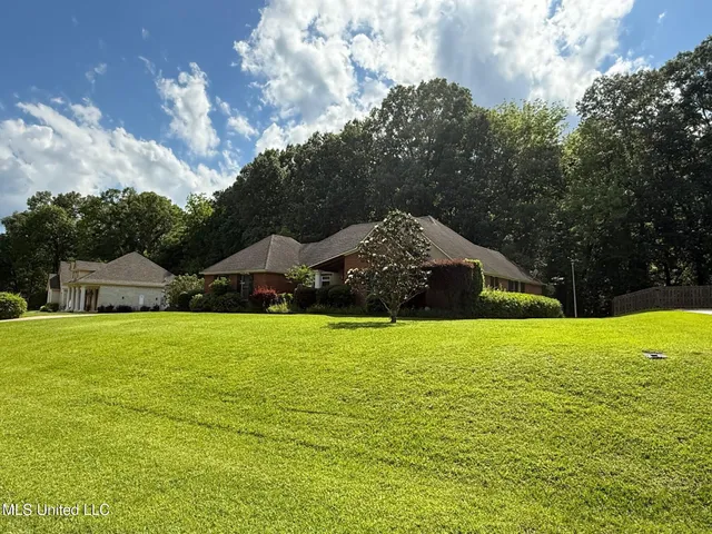 $300,000 | 28 Fairway Drive, Natchez, MS 39120