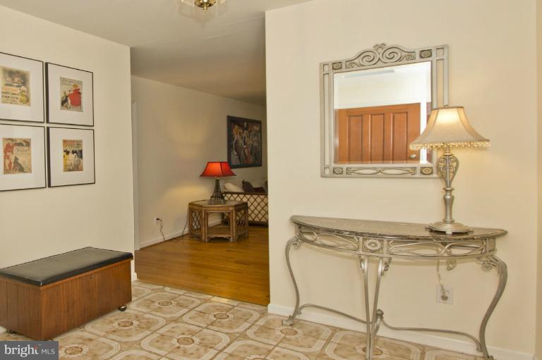 11245 Handlebar Road Reston, VA 20191 - Photo 11 of 27 a living room with furniture