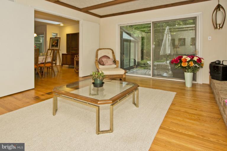 11245 Handlebar Road Reston, VA 20191 - Photo 23 of 27 a dining hall with granite countertop a rug a stove and a shower