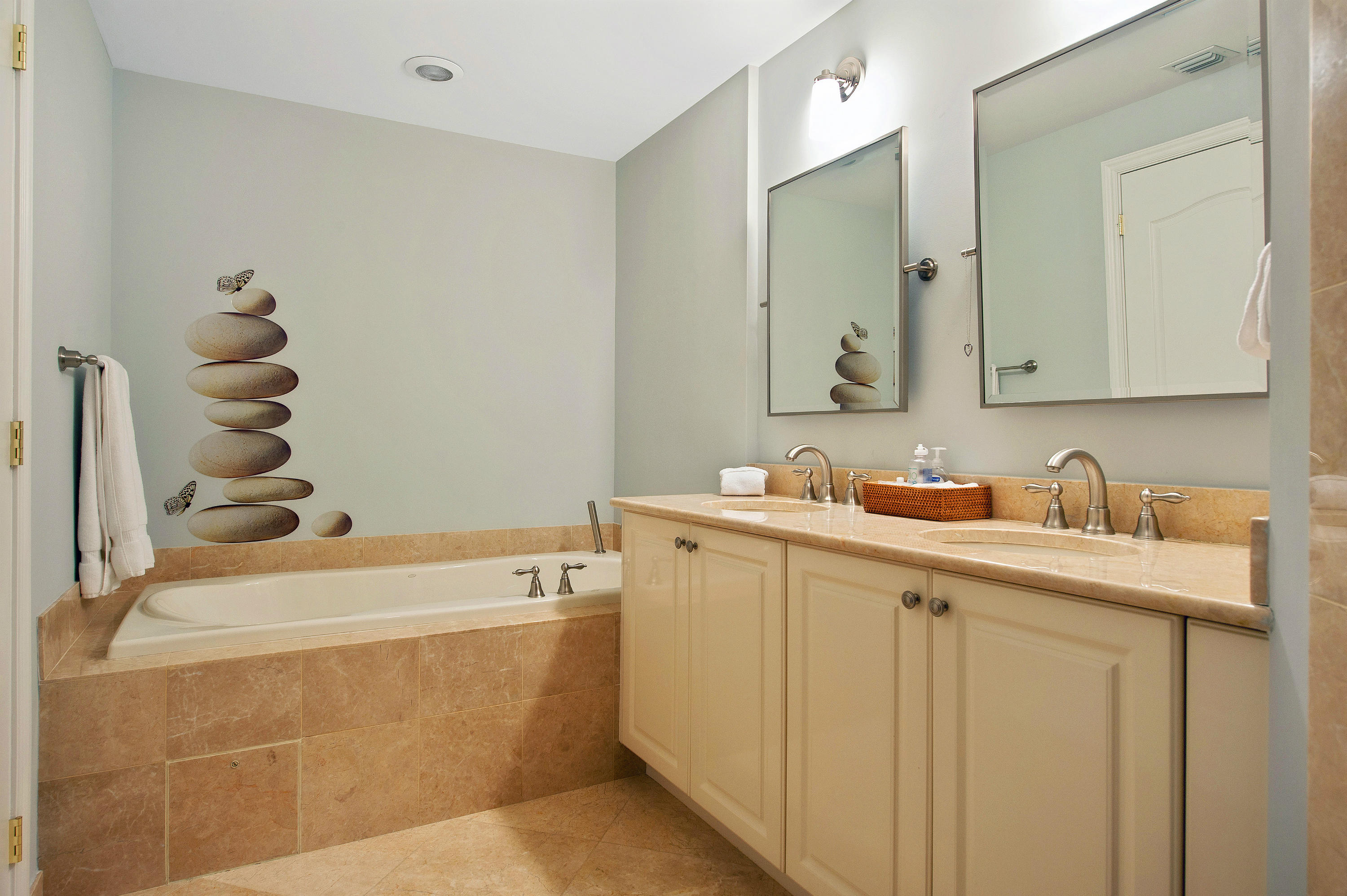 200 East Palmetto Park Road, Unit TH12 Boca Raton, FL 33432 - Photo 19 of 38 Master Bath