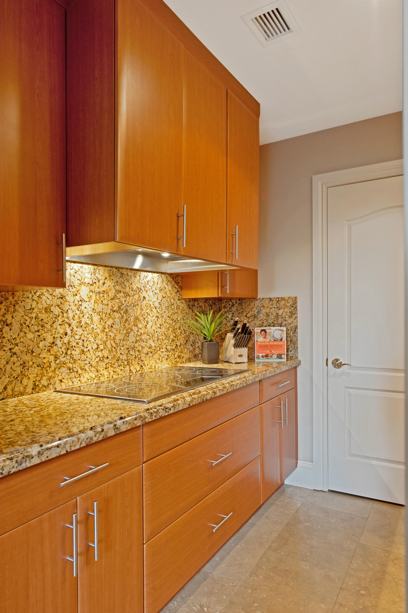 200 East Palmetto Park Road, Unit TH12 Boca Raton, FL 33432 - Photo 7 of 38 Kitchen w/ Large Walk-in Pantry