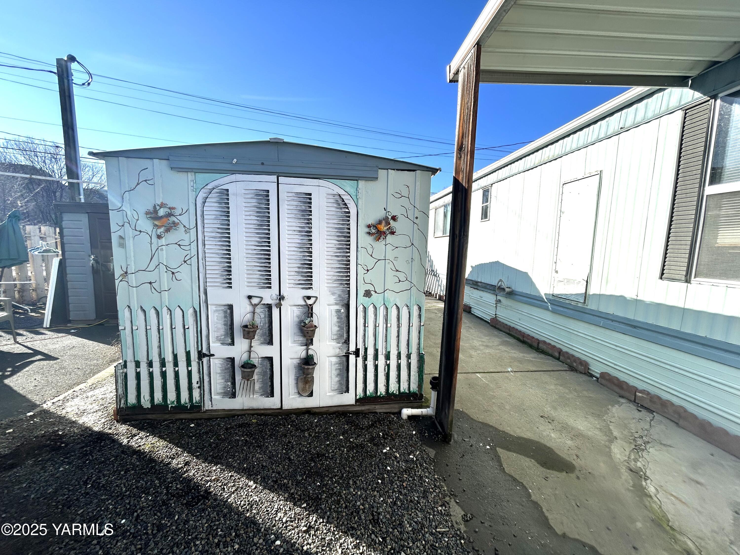 451 Pence Road, Unit 49 Yakima, WA 98908 - Photo 3 of 16 a view of a house with a porch