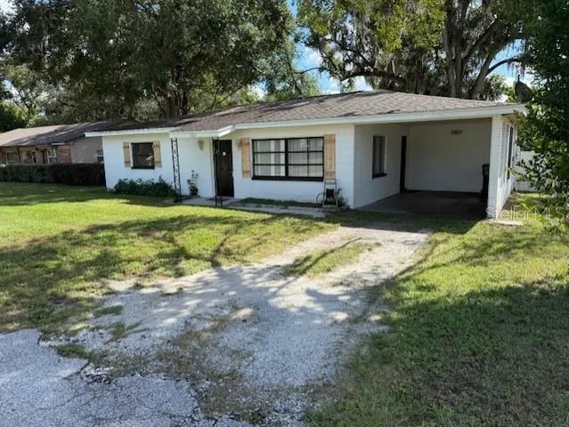 a view of a house with backyard and garden