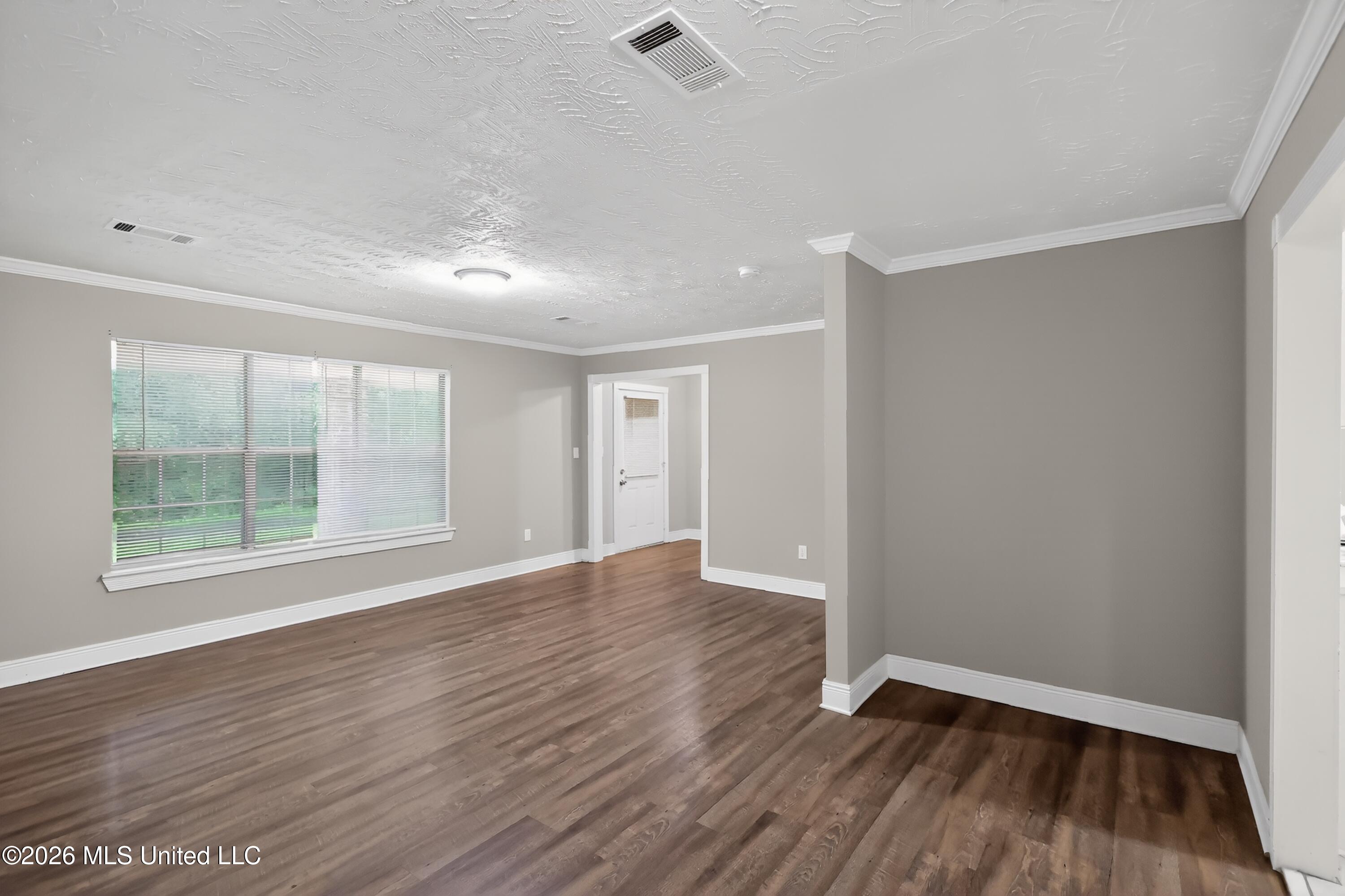 4003 West Lake Road Jackson, MS 39212 - Photo 12 of 38 12_4003_W_Lake_Rd-Living_room-5505
