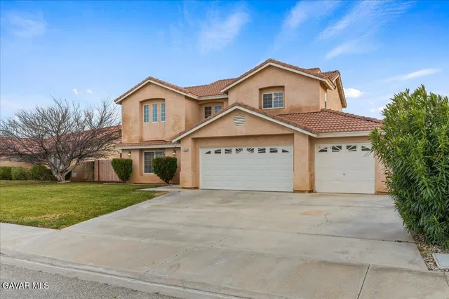 a view of a house with a yard and garage