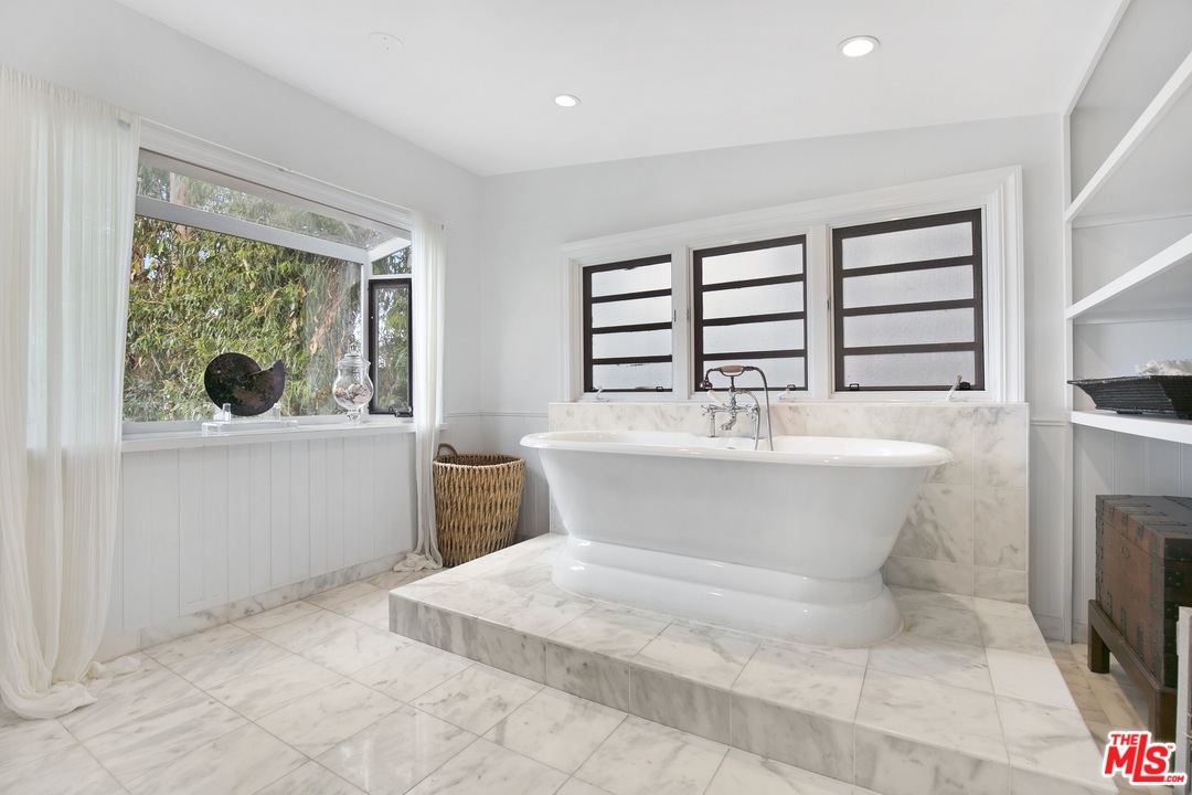 29846 Harvester Road Malibu, CA 90265 - Photo 13 of 26 Gallery Image 13