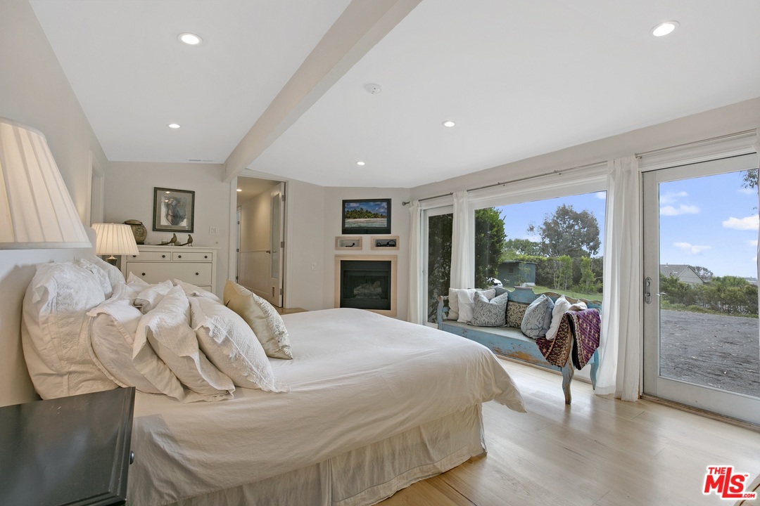 29846 Harvester Road Malibu, CA 90265 - Photo 10 of 26 Gallery Image 10