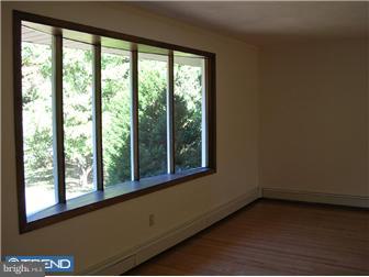 25 Houston Road Yardley, PA 19067 - Photo 2 of 10 Living Room