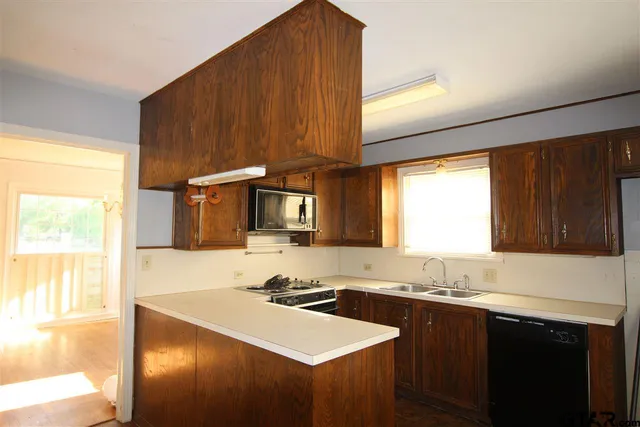 $1,595 | 427 East 5th Street, Tyler, TX 75701