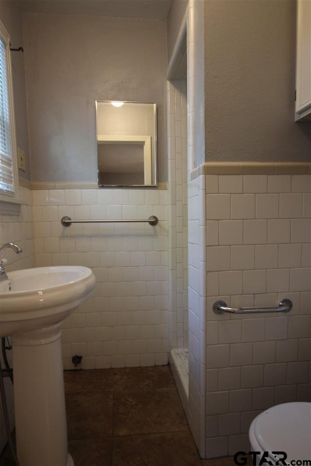 427 East 5th Street Tyler, TX 75701 - Photo 17 of 23 a bathroom with a sink toilet and mirror
