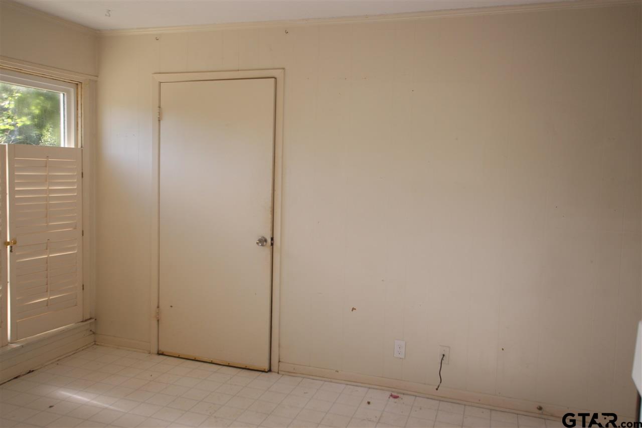 427 East 5th Street Tyler, TX 75701 - Photo 20 of 23 an empty room with windows